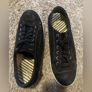 Woman’s Taos black tennis shoes size 10!!!